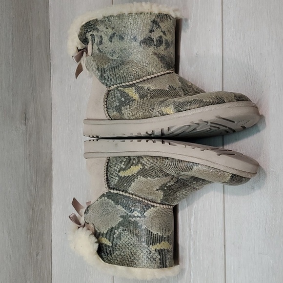 Ugg Australia Women Bailey Bow Short Snake Sheepskin Boots shoes sz 6 - Picture 8 of 12